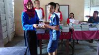 Pemberian Buku dan Alat Tulis di SMP Morotai